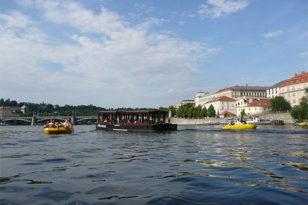 Praha - dopravní ruch na Vltavě