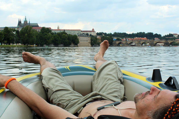 Šťastní lidé relaxují na vlnách dobré nálady